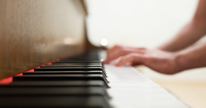 piano lessons hands image